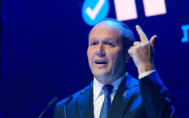 Nir Barkat, député du Likud, s'exprime lors d'une conférence du parti à Tel Aviv, le 10 juin 2021. (Crédit : Avshalom Sassoni/Flash90) 