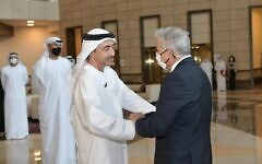 Le ministre des Affaires étrangères Yair Lapid serre la main du ministre des Affaires étrangères des EAU Abdullah bin-Zayed al Nahyan à Abou Dhabi, le 29 juin 2021. (Crédit : Shlomi Amsalem GPO)