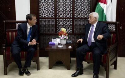 Le président de l'Autorité palestinienne Mahmoud Abbas, à droite, rencontre le leader de l'Union sioniste Isaac Herzog à Ramallah, le 18 août 2015. (Crédit : AP Photo/Nasser Nasser/File)