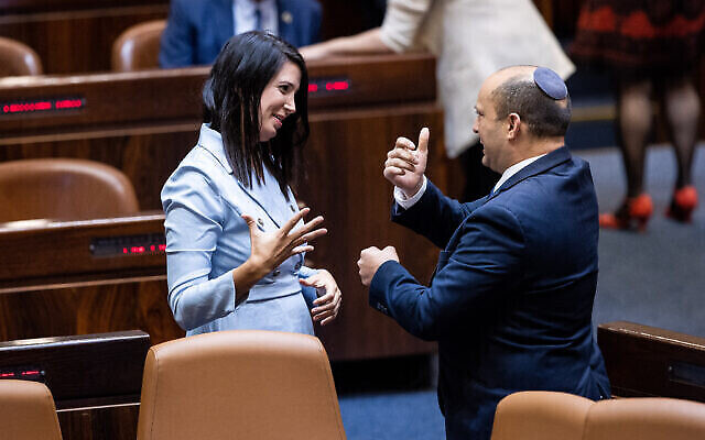 Shirly Pinto communique avec le Premier ministre Naftali Bennett lors d'une cérémonie de prestation de serment des nouveaux parlementaires à la Knesset à Jérusalem, le 16 juin 2021. 
 (Crédit : Yonatan Sindel/Flash90)