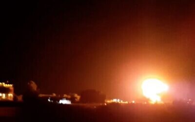 Illustration : Une boule de feu illumine le ciel nocturne au-dessus des bâtiments près de Khan Younès dans le sud de Gaza, alors que des avions de Tsahal frappent un site du Hamas dans l'enclave palestinienne, le 17 juin 2021. (Capture d'écran)