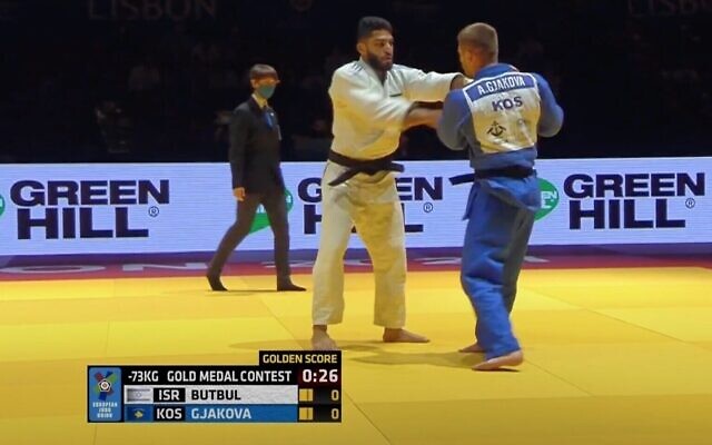 Crédit : capture d'écran de la vidéo du judoka israélien Tohar Bulbul, à gauche, lors de la finale dans la catégorie des hommes de moins de 73kg aux Championnats d'Europe de judo, le 17 avril 2021. (Crédit: YouTube)