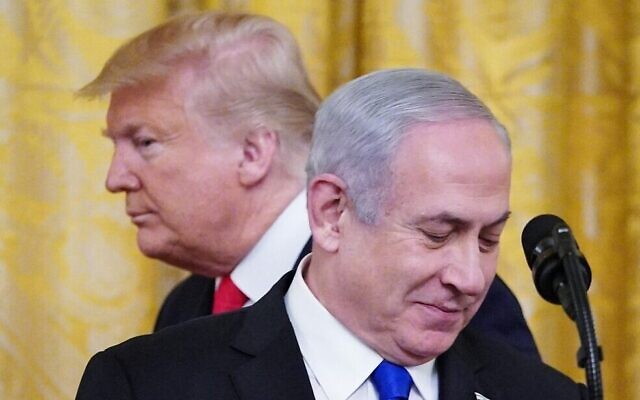 Le président américain Donald Trump et le Premier ministre israélien Benjamin Netanyahu participent à une annonce du plan de paix de Trump au Moyen-Orient dans la salle Est de la Maison Blanche à Washington, DC, le 28 janvier 2020. (Crédit : MANDEL NGAN / AFP)