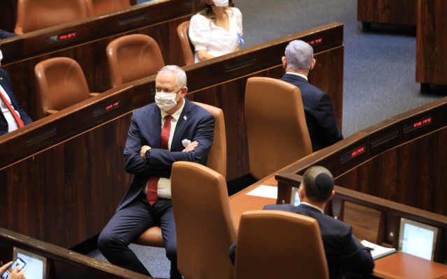 Le Premier ministre Benjamin Netanyahu (R) et le ministre de la Défense Benny Gantz lors de la prestation de serment de la 24e Knesset. (Crédit: Bureau du porte-parole de la Knesset)