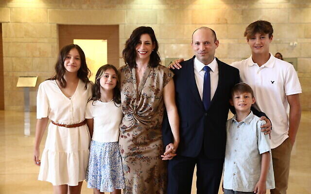 Le Premier ministre, Naftali Bennett, avec sa famille, à la Knesset à Jérusalem, le 13 juin 2021. (Crédit : Ariel Zandberg/Yamina)
