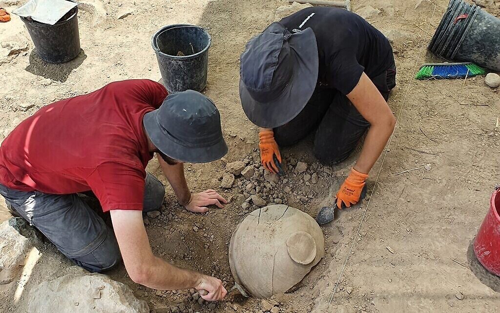 Excavation d'une jarre de l'époque des Juges bibliques à Khirbet el Rai. (Crédit: Saar Ganor, Autorité israélienne des antiquités)