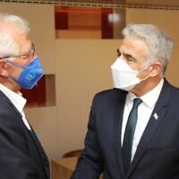 Le ministre des Affaires étrangères Yair Lapid, à droite, et le chef de la diplomatie européenne, Josep Borrell, à Bruxelles, le 11 juillet 2021? (Crédit : Twitter)