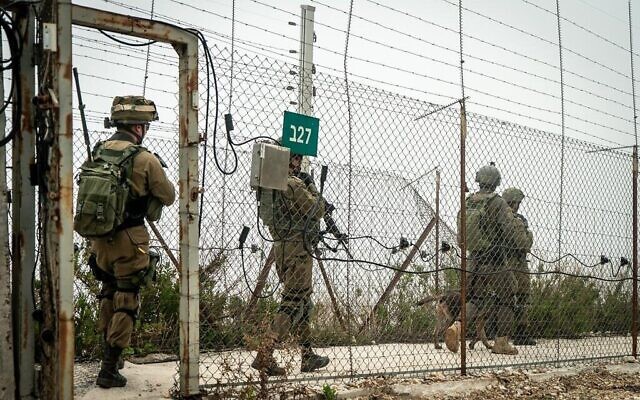 Des troupes de Tsahal patrouillant à la frontière avec le Liban sur une photo non-datée. (Crédit : Armée israélienne)
