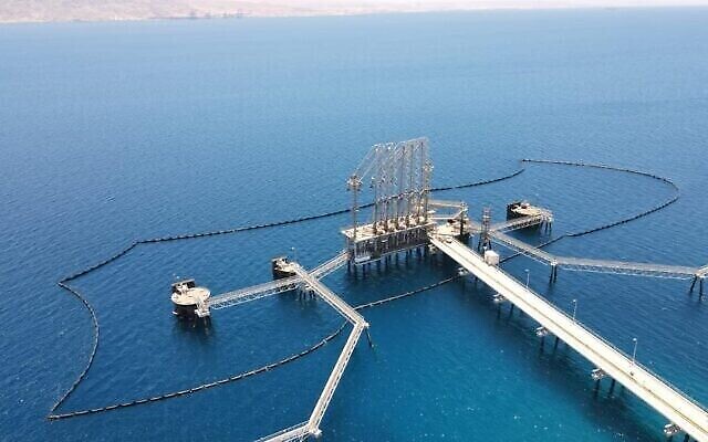 Le barrage pétrolier de l'Europe Asia Pipeline Company à Eilat, conçu pour recueillir tout déversement potentiel de pétrole avant qu'il ne se répande plus dans la mer. (Crédit : EAPC)
