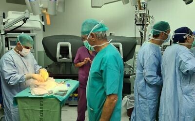 Le professeur Eitan Mor, du centre médical Sheba, inspecte le rein d'une Israélienne, Shani Markowitz, juste avant son transport aux Émirats arabes unis, le 28 juillet 2021 (avec l'aimable autorisation du centre médical Sheba).