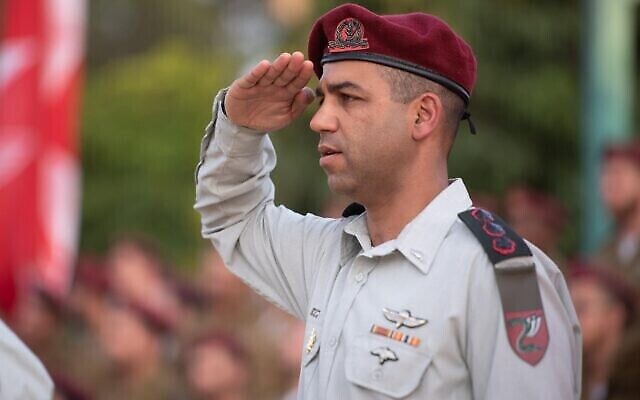 Le colonel Yaki Dolf, alors commandant de la brigade des parachutistes, lors d'une cérémonie militaire en juin 2019. (Crédit : Tsahal/Wikimedia)