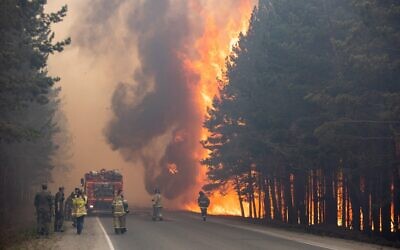 Des pompiers sur les lieux d'un incendie de forêt près du village d'Andreyevsky à l'extérieur de Tioumen, dans l'ouest de la Sibérie, en Russie, le 16 juin 2021. Les feux de forêt en Sibérie libèrent des quantités record de gaz à effet de serre, selon les scientifiques, contribuant au réchauffement climatique. Chaque année, des milliers d'incendies de forêt engloutissent de vastes étendues de la Russie, détruisant les forêts et enveloppant de vastes territoires d'une fumée âcre. Cet été, des incendies particulièrement massifs ont éclaté en Yakoutie, dans le nord-est de la Sibérie, suite à des températures sans précédent. (Crédit : AP Photo/Maksim Slutsky)