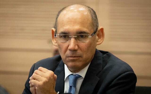 Le gouverneur de la Banque d'Israël, Amir Yaron, a participé à une réunion de la commission des Finances à la Knesset à Jérusalem, le 23 juin 2021. (Crédit : Yonatan Sindel/Flash90)