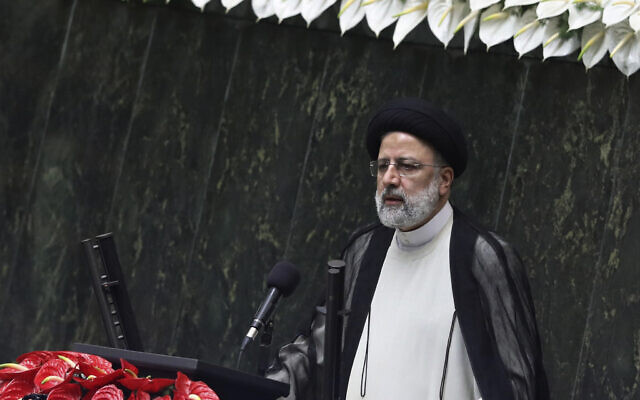 Le nouveau président iranien, Ebrahim Raissi, s'exprime lors de sa cérémonie d'assermentation au parlement iranien, dans la capitale Téhéran, le 5 août 2021.  (Crédit : AP Photo/Vahid Salemi)