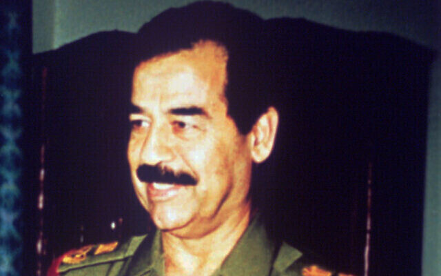 Le président irakien Saddam Hussein à Bagdad, en 1991. (Crédit : AP Photo/File)