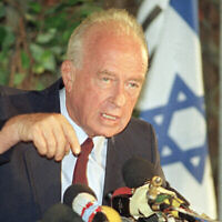 Yitzhak Rabin, chef du parti Travailliste israélien, parle aux journalistes à Tel Aviv, le 26 juin 1992. (Crédit : AP Photo/Nati Harnik)