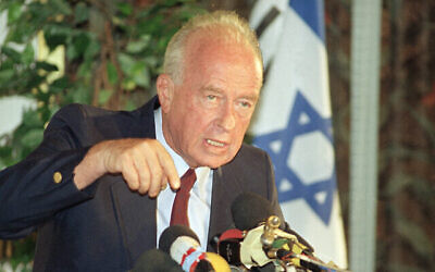 Yitzhak Rabin, chef du parti Travailliste israélien, parle aux journalistes à Tel Aviv, le 26 juin 1992. (Crédit : AP Photo/Nati Harnik)