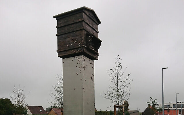 La statue "Latvian Beehive" à Zedelgem, en Belgique. (Crédit : Okupacijas Muzejs via JTA)