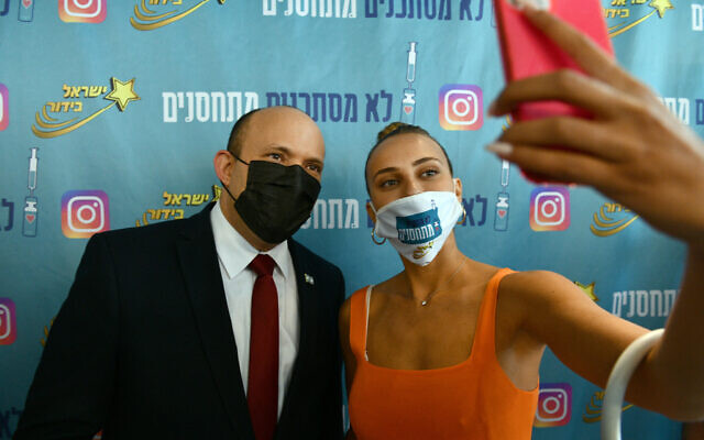 Le Premier ministre Naftali Bennett rencontre l'actrice et influenceuse de réseaux sociaux Shira Levi à Tel Aviv le 5 août 2021. (Crédit : Haim Zach / GPO)