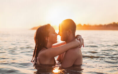 Un jeune couple amoureux, au soleil. (Crédit : Aleksandar Karanov via iStock by Getty Images)