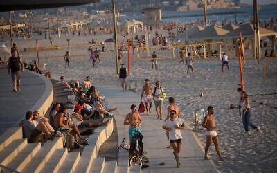 Des Israéliens profitent de la plage de Tel Aviv par une chaude journée d'été, le 6 juillet 2021. Illustration (Crédit : Miriam Alster/Flash90) 