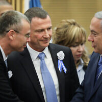 Le Premier Ministre de l'époque, Benjamin Netanyahu, avec Yuli Edelstein et Yariv Levin lors de la réunion de faction du parti Likud à la Knesset, le 30 avril 2019 (Crédit : Noam Revkin Fenton/Flash90).