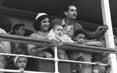 Des Juifs du Maroc arrivent par bateau au port de Haïfa, le 24 septembre 1954. (Crédit : COHEN FRITZ/GPO)