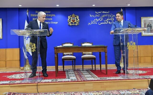 Le ministre des Affaires étrangères Yair Lapid (G) et le ministre marocain des Affaires étrangères Nasser Bourita (D) se sont entretenus à Rabat, le 11 août 2021. (Crédit : Shlomi Amsalem, GPO)