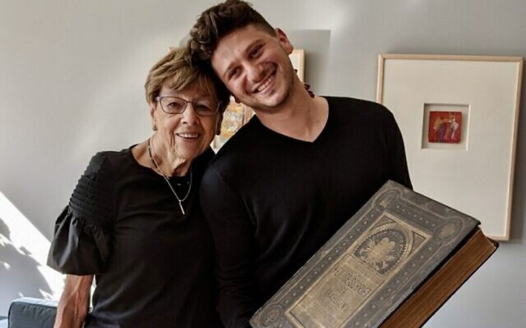 Une rescapée de la Shoah et son petit-fils retrouvent la Bible familiale de 1874 - Vimarsana News
