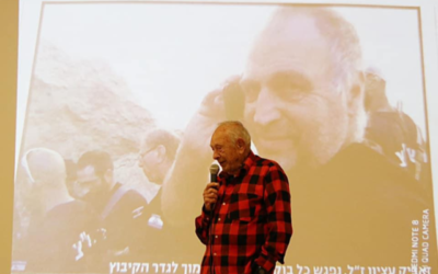 Moshe Etsion prend la parole devant une image de son fils, Zeev Etsion, tué par un tir de roquette de Gaza en 2014. (Conseil régional d'Eshkol)