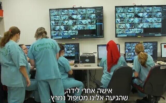 Des infirmières surveillent les patients dans le service de coronavirus de l’hôpital Beilinson de Petah Tikva. (Capture d'écran : La Douzième chaîne)