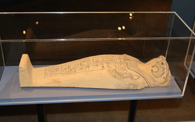 Illustration : Cet ancien sarcophage égyptien pour une momie de maïs avec une tête de faucon est exposé à l'exposition "Early Birds" du Bible Lands Museum. (Shmuel Bar-Am)