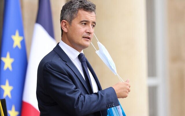 Le ministre français de l'Intérieur Gérald Darmanin enlève son masque facial après avoir participé à la réunion hebdomadaire du cabinet à l'Elysée Présidentiel à Paris, le 15 septembre 2021. (Crédit : Thomas COEX / AFP)