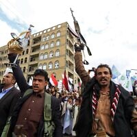 Des partisans yéménites du mouvement chiite terroriste des Houthis pro-Iran participent à une cérémonie commémorant le septième anniversaire de la prise de contrôle par les Houthis de la capitale Sanaa, le 21 septembre 2021 (Crédit : MOHAMMED HUWAIS / AFP)