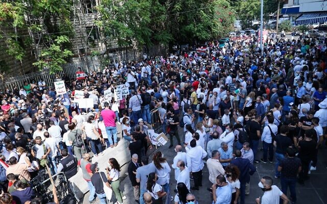 Des militants et des proches de victimes de l'explosion du port de Beyrouth manifestent le 29 septembre 2021 devant le palais de justice de la capitale libanaise pour protester contre la suspension de l'enquête sur l'explosion du port du 4 août 2020. (Crédit : Anwar AMRO / AFP)