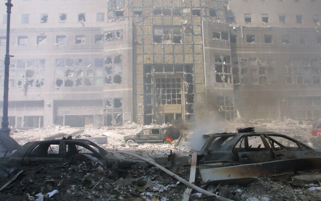 Des voitures en ruines et un bâtiment détruit à la suite des attentats du 11 septembre.(AP Photo/Shawn Baldwin)Des voitures en ruines et un bâtiment détruit à la suite des attentats du 11 septembre.(AP Photo/Shawn Baldwin)