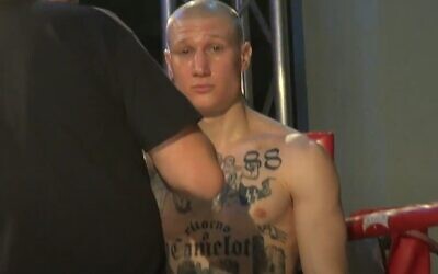 Le boxeur italien Michele Broili avec des tatouages ​​néo-nazis lors d'un combat en 2018. (Capture d'écran vidéo)