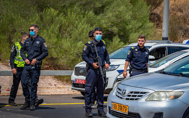 La police israélienne à un checkpoint temporaire dans la région de Gilboa, alors qu'elle recherche les six fugitifs palestiniens qui se sont évadés d'une prison de haute sécurité dans le nord d'Israël, le 7 septembre 2021. (Crédit : Nati Shohat/Flash90)
