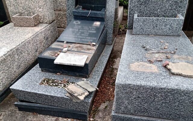Certaines des tombes vandalisées au cimetière juif Tablada, à côté de Buenos Aires. (Autorisation : AMIA via JTA)