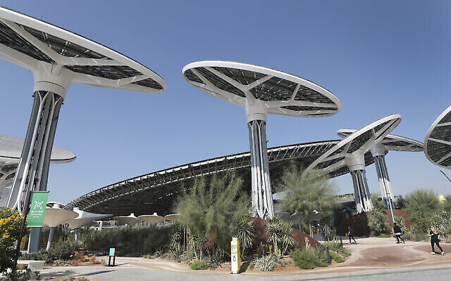 Les journalistes viennent visiter Terra, le pavillon du développement durable, lors d'une visite du sud de la Dubaï World Expo site à Dubaï, aux Émirats arabes unis, le 16 janvier 2021. (Crédit : AP/Kamran Jebreili)