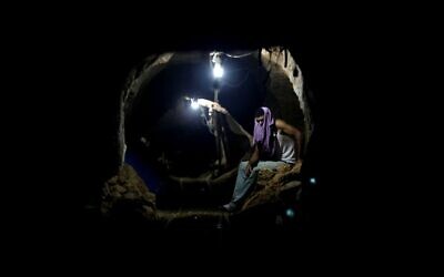 Un ouvrier palestinien dans un tunnel de contrebande à Rafah, à la frontière entre la bande de gaza et l'Égypte, le 30 septembre 2013. (Crédit : AP/Hatem Moussa)