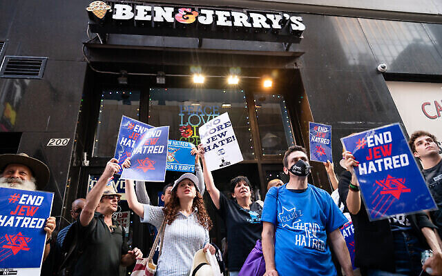 Des manifestants pro-israéliens protestent à New York contre Ben & Jerry's au sujet de son boycott des implantations, le 12 août 2021. (Crédit : Luke Tress/Flash90)