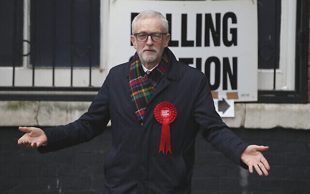 Le chef du Parti travailliste britannique d'opposition, Jeremy Corbyn, fait un geste après avoir voté aux élections générales, à Islington, Londres, Angleterre, le 12 décembre 2019. (Crédit : AP Photo/Thanassis Stavrakis)