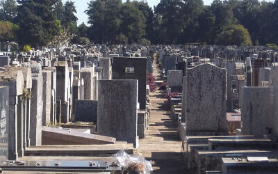 Le cimetière juif de La Tablada à Buenos Aires, en Argentine, en 2013. (Crédit : Wikimedia Commons/Dario Alpern)