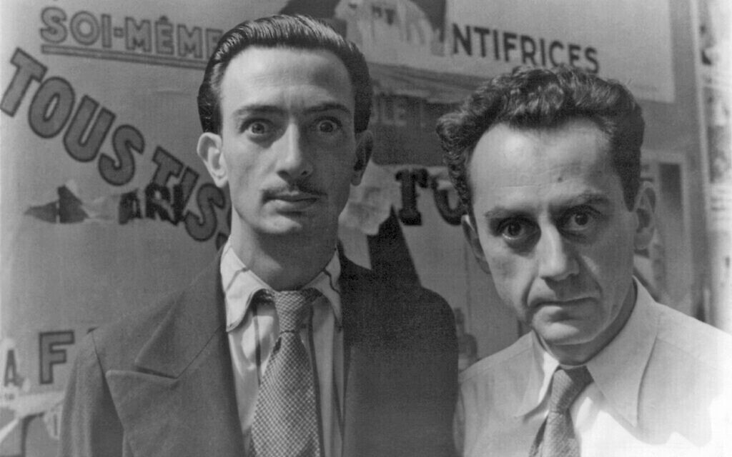 Salvador Dalí (à gauche) et Man Ray à Paris, le 16 juin 1934, faisant des yeux fous au photographe Carl Van Vechten. (Domaine public)