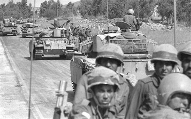 Image principale par Eitan Harris / GPO : Les troupes israéliennes se précipitent vers la frontière nord au début de la guerre du Kippour, le 7 octobre 1973.