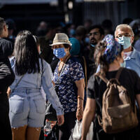 Des Israéliens, dont certains portent des masques, marchent dans le centre-ville de Jérusalem, le 26 septembre 2021. (Crédit : Yonatan Sindel/Flash90)