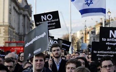 Des membres de la communauté juive organisent une manifestation contre le leader du Parti travailliste d'opposition britannique Jeremy Corbyn et l'antisémitisme au sein du parti travailliste, devant les Chambres du Parlement britannique dans le centre de Londres, le 26 mars 2018. (Crédit : AFP Photo/Tolga Akmen)
