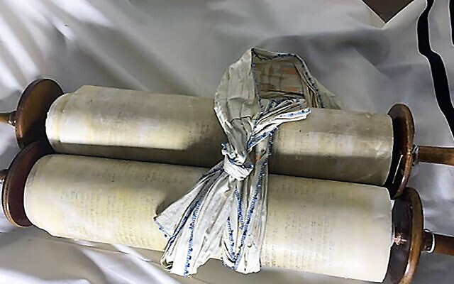 Un rouleau de la Torah volé par les nazis à une congrégation tchèque, exposé au Memorial Scrolls Trust à Londres. (Crédit : avec l'aimable autorisation de l'Union européenne pour le judaïsme libéral via JTA)