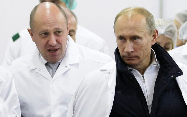 L'homme d'affaires Yevgeny Prigozhin, à gauche, et le président russe Vladimir Putin, à droite, visitent une usine de Prighozin aux abords de Saint Peterbourg, en Russie, le 20 septembre 2010. (Crédit : Alexei Druzhinin/Pool Photo via AP, File)